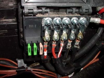 350px-Elektrik_Sicherungen_Motorraum.jpg