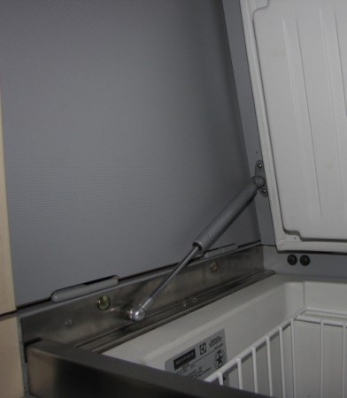 montage met oog in de rvs plaat met M8 getapt schroefdraad (boren met 7,5) makkelijk schoon te maken en sterke verbinding