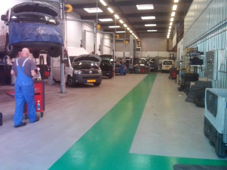 vw bus bij de dealer, wel netjes overigens