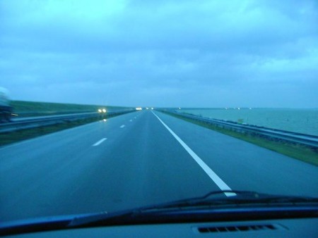 Over de Afsluitdijk op weg naar de keuring.