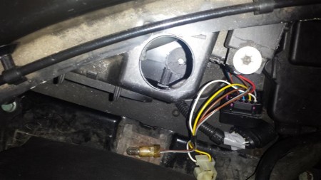 Het geboorde gat rond 40 mm bovenop met de bedrading