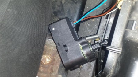 De stelmotor met bedrading; het aangeplakte flensje en hulpdraad om stelmotor op zijn  plaats te krijgen