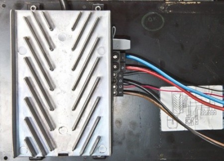 stuurapparaat (Danfoss BD102N3017, gemonteerd op het zwarte metalen deksel