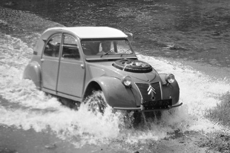 2cv-Sahara-wadend-door-rivier.jpg