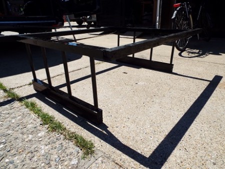 Bed iets hoger maken, zodat er iets meer bergruimte onder het bed is
