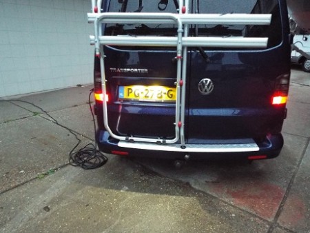 En nieuwe LED kentekenverlichting gemonteerd