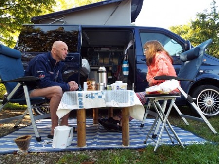 Frühstücken am neue Tisch