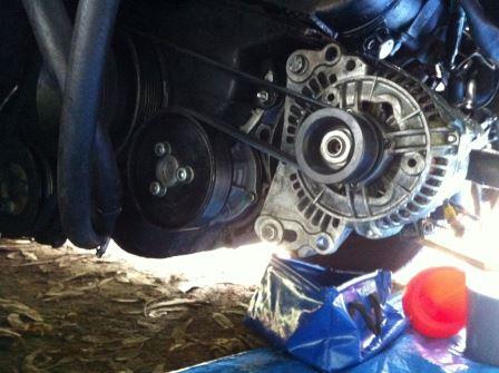 vw t4 1.9td waterpomp boven.JPG