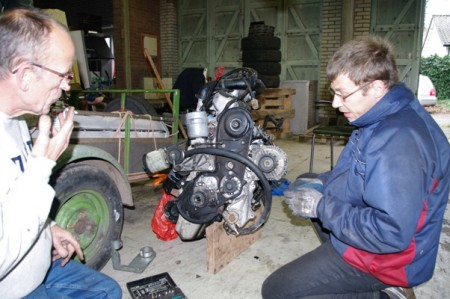 Op het gemakkie maar ozo precies.<br />1 voordeel ze kunnen overal goed en makkelijk bij en daardoor zeer precies en nauwkeurig aan het werk.<br />Dat moet goed gaan.