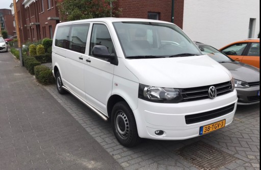 Witte bumpers, zwarte spiegelkappen