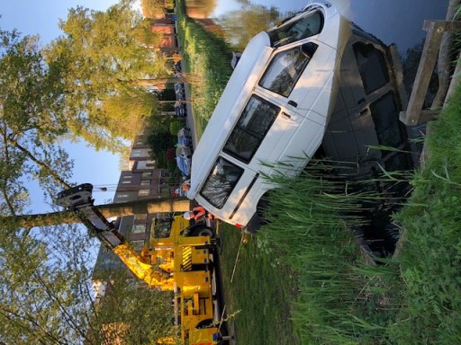 Busje er uit takelen