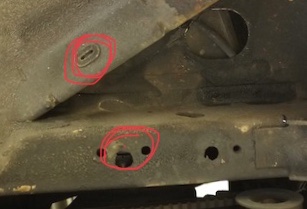 Onderop deze foto de langsdrager. Boven het schuine balkje met de ovalen stopjes.