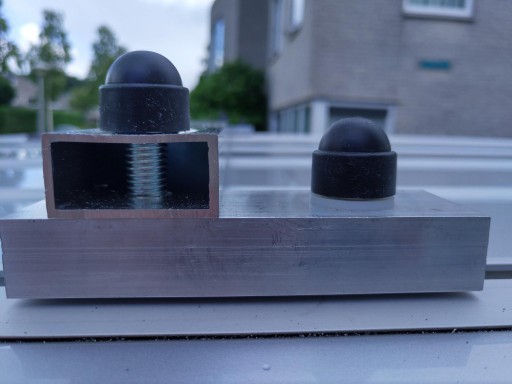 zo zit het geheel op 1 punt op het dak vast