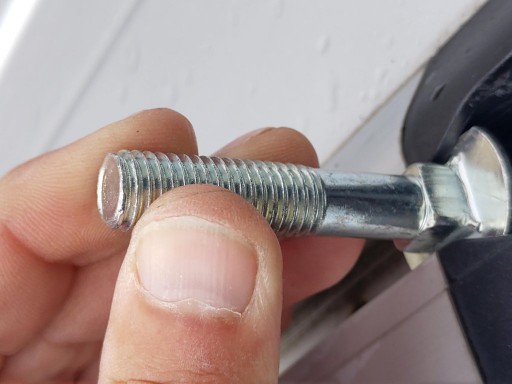 zo gaat de afgeslepen slotbout in de sleuf de is onder het &quot;dakje&quot;nog niet afgerond!