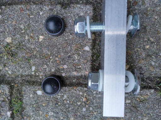 1 fixeerblok compleet; onderste witte ring komt bovenop de sleuf ter voorkoming van beschadiging