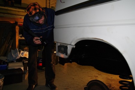 Zoeken en voelen naar de pinnetjes van de oude bumperbeugel.