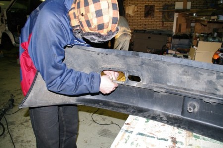 Ondertussen ook de mistlamp-gaten in de voorbumper aan het maken.