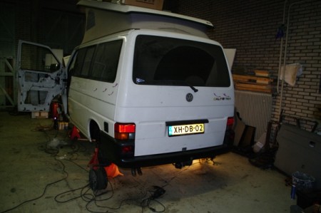 Straks na het ontluchten van de remmen de achterwielen erop...