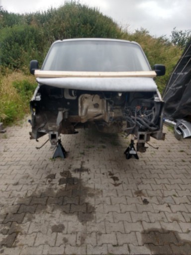 Ook het subframe heb ik er onderuit gehaald om het schoon te spuiten, en opnieuw in de unterbodenshutz te zetten, en de nieuwe bovenste draagarmen te monteren.