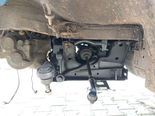 Hier het subframe terug geplaatst, nadat ik het geheel gereinigd heb en nadien behandeld met unterboden shutz. De bovenste draagarmen zijn ook meteen vervangen. De oude waren erg verroest, en er moest een keer een nieuwe kogel in worden geperst, dus nu de kans om het gelijk goed aan te pakken.