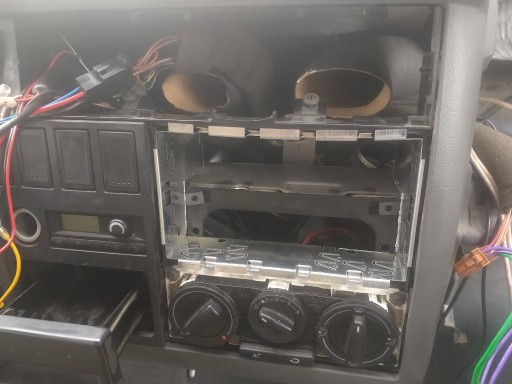 Een radio met dubbel din scherm had ik altijd nog op m'n verlanglijstje staan.<br />Aangezien er geen échte dubbel din radio kan worden gemonteerd zonder de dashboard balk door te zagen, heb ik een alpine radio gekocht.<br />Deze is enkel din met dubbel din scherm.