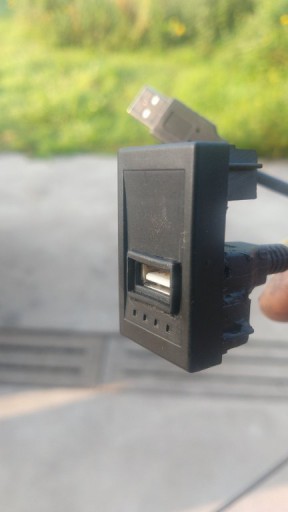 De radio heeft een USB uitgang waarmee je van alles kunt, en een los snoer in de auto vind ik verschrikkelijk om te zien, dus heb ik hem pas gemaakt in het bestaande afdekkapje, en hem verlijmd met high tack kit.<br />Telefoon is nu makkelijk op te laden en te gebruiken met navigeren.