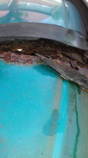 roest gaten onder de zwarte strip