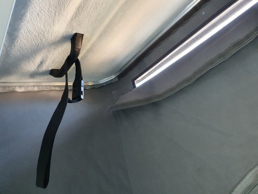 Ventilatie mogelijkheid met klittenband afsluitbaar en 2 van deze handgrepen plus verlenging band, omdat die dak hoog gaat