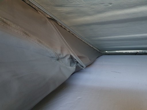 Zeiljachten zodat de stof niet tussen het dak en of scharnieren kan komen, werkt perfect