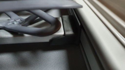 De Froli plaatjes zijn zwevend gemonteerd op aluminium dwars profielen