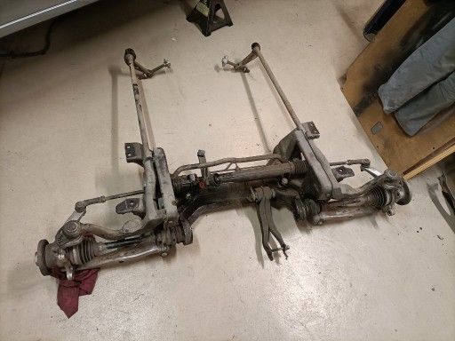 Het subframe wordt schoongemaakt, het stuurhuis voorzien van nieuwe rubbers voor de ophanging, en de stabilisator stang van 23 mm wordt vervangen door een stabilisator stang van 27 mm van H&amp;R<br />Voor de achterkant heb ik een stabilisator stang besteld van 30 mm, dus de wegligging moet straks wel oke zijn.