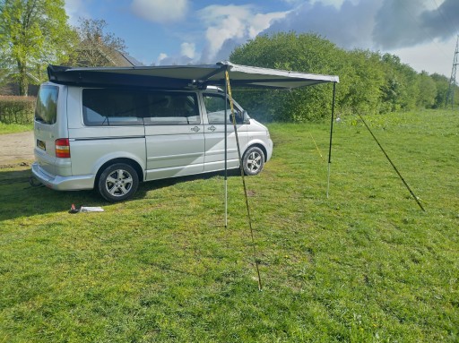 op drie punten verbonden met de bodem/grond; staat als een huis!