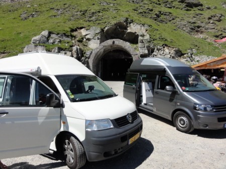 Bij deze camper kon achter er een meter uit geschoven worden voor het bed