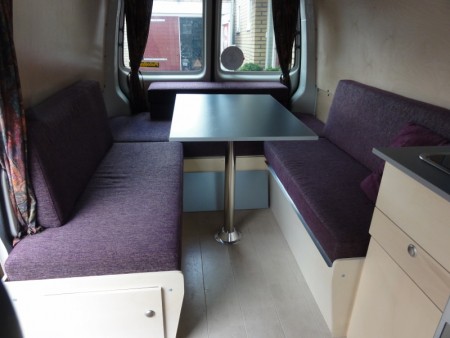 2 banken voor 4 personen met tafel