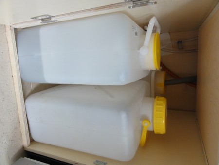 2x schoon water en achterin 1x afvalwater