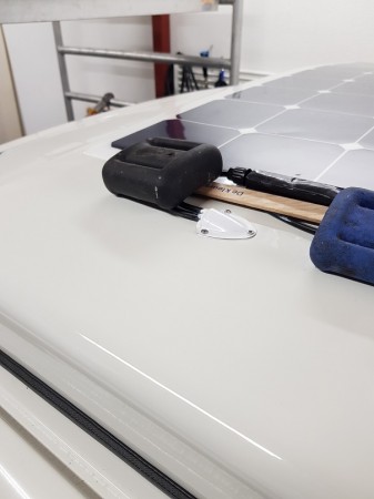 zonnepaneel kabel doorvoer.jpg