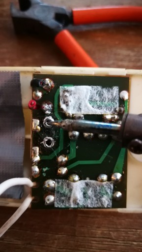 Tegenvaller, de schakelaar zit vast aan dit circuitboard, dus ff lossolderen, ik wil de originele schakelaar weer gebruiken. Met een mesje een beetje spanning gezet op het boardje, en met de soldeerbout telkens iets verder losgehaald.