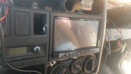 De radio is met een beetje moeite best netjes in het dashboard weg te werken.