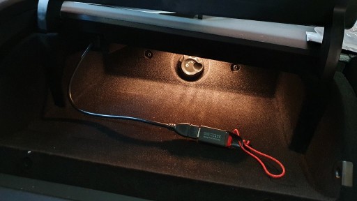 USB doorgeleid tot in dashboardkastje