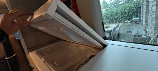 koelbox deksel gaat nu met klep mee naar boven en naar beneden