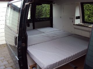 extra breed bed (130cm) en klerenkastjes. Opbergruimte onder het bed en afvalwatertank van 50 l.